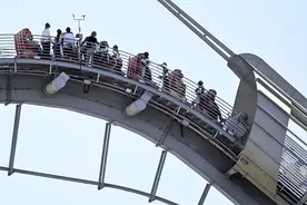 日本大阪环球影城突然停电 过山车载着乘客停在空中图片
