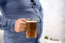 年纪轻轻就有“啤酒肚”？可别再作践自己的身体了，健康才是本钱图片