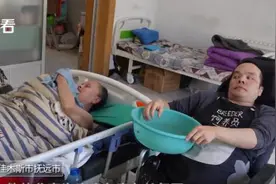 “心怀浪漫宇宙，也珍惜人间日常！”36岁瘫痪儿子照顾62岁瘫痪父亲，还收留了一只流浪猫图片