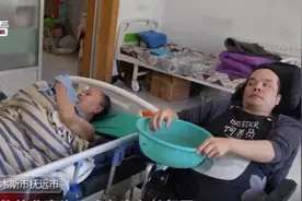 “心怀浪漫宇宙，也珍惜人间日常！”36岁瘫痪儿子照顾62岁瘫痪父亲，还收留了一只流浪猫图片