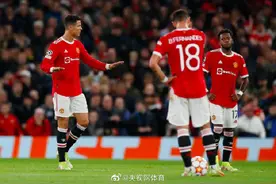 欧冠0-2落后 C罗喊话队友：不可接受！你们不羞耻吗？图片
