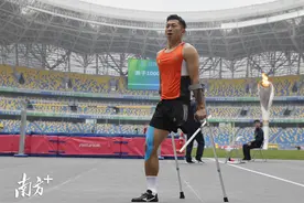 第十一届残特奥会｜广东残疾健儿包揽T63级跳高冠亚军图片