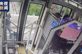 这一幕全网刷屏，他的经历被“曝光”了图片