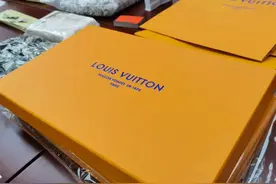 GUCCI、LV丝巾只要100元？上海民警扮外卖员潜入造假工厂调查取证图片