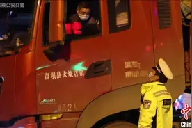 甘肃张掖实行车辆通行管制：禁止一切车辆上路图片