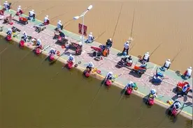 “90后”开始喜欢钓鱼 钓几条小鱼，世界被治愈了图片