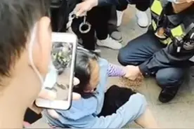 网曝南宁女子抱走女童被众人拦下，警方：当事人疑有精神病史图片