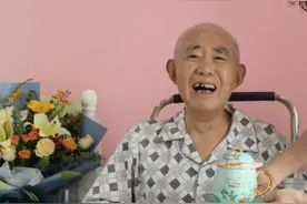 感动！江苏一渐冻症退休老师捐近20%卖房款资助学生图片