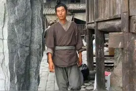 民间故事：瓦匠树洞避雨，吃了山果，醒来以后失了童子身图片