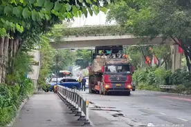 南宁竹溪大道一过街天桥发生坍塌，交通临时中断图片