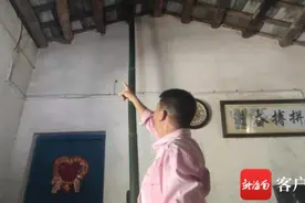 万宁一老瓦房破得需竹子撑主梁、靠塑料布遮雨 居民欲重建却为何一直未获批？图片