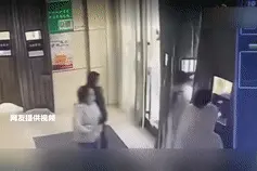 女子商场“掀门帘”，十分钟偷六部手机图片