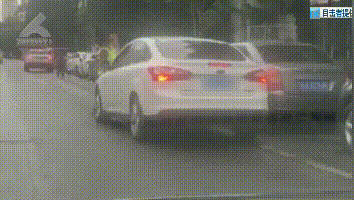 停车7小时应缴35元，嫌贵！昆明一司机直接开车冲顶收费员图片