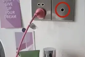 细思极恐！女孩租住1年的房间惊现摄像头：正对着床，疑似首次装修时安装……图片