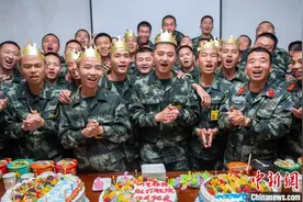 武警广西总队新兵集体过生日 浓浓温情转动力图片