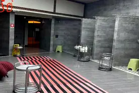 俩姑娘在洗澡，突然进来一个裸男...图片