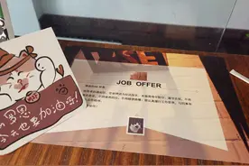 流浪猫上岗成为咖啡店猫咪“探长”，获赞“靠谱”图片