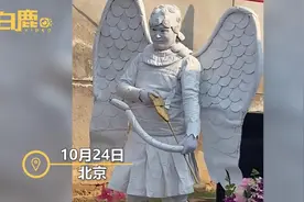 够哥们！两壮汉婚礼上扮2小时丘比特，知情者：2人是新郎朋友图片