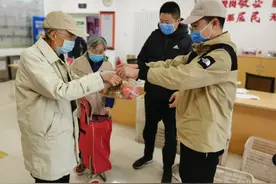 “敬老月”惊喜也可以“私人订制”？北京经开区的老人就收到了这份特别礼物图片
