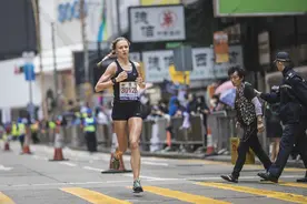渣打香港马拉松疫情后首次开跑，有选手疑穿不当服装，被要求更换衣服才可继续参赛图片