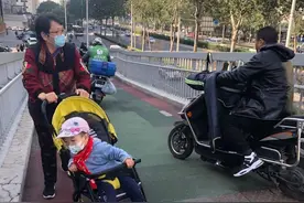 避之不及！天桥上电动车横冲直撞，行人被迫得给车让道儿图片