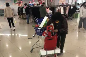 小区周边缺乏便民店，老人公交往返20站地“远征”买菜图片