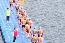 不惧寒冷 2000余名“飞鱼”竞渡千岛湖图片