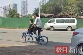 危险！大男人坐共享单车车篮图片