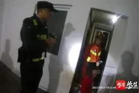 6岁女童反锁家门爬出9楼窗外，民警消防破门救援图片