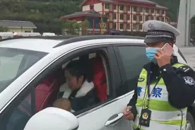 太危险！车主抱着10个月孩子开车上高速，后排还有一个图片