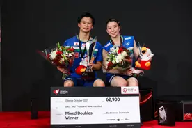 羽毛球——丹麦公开赛：渡边勇大/东野有纱获得混双冠军图片