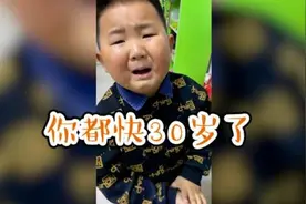 小鸟跑出鸟笼，侄子崩溃吐槽姑姑30岁不敢抓鸟视频封面