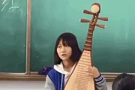 新疆女生课堂弹琵琶解读《琵琶行》！网友：当年就差个牛同学图片