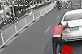 视频：私家车抛锚路中央 公交驾驶员出手推车“助跑”图片