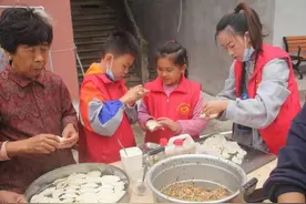 温暖送进敬老院 爱心饺子暖人心图片