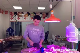 为还200万债务，他辞掉公务员卖猪肉，这段“赌徒人生”背后的故事...图片