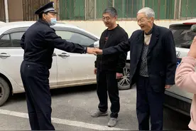 新密老人刚从银行取了1万元现金，还没走到家就丢了图片