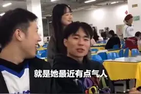 有被甜到！男孩议论女友 被发现后瞬间脸红图片