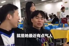 有被甜到！男孩议论女友 被发现后瞬间脸红图片