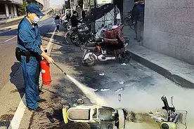 壹现场丨路边电动车起火 民警客串消防员图片