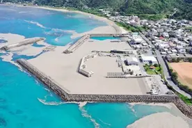 火山浮石遍布日本冲绳多地沿岸，海上保安厅巡逻船在射击演习时抛锚图片