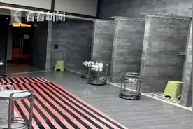 两女子足浴店洗澡 陌生男子一丝不挂突然闯进来图片