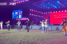 30秒｜器乐演奏“快闪”活动点亮成都图片