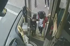 11岁娃带3岁弟弟回家迷了路，公交驾驶员乘客接力护送图片