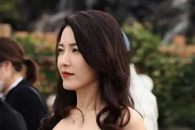 曾黎穿吊带连体裤性感美艳 单手拎鞋气场足图片