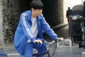 顾长卫《刺猬》曝路透 王俊凯穿蓝白校服现身片场图片