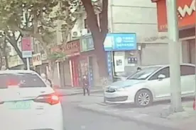 街头一轿车车窗扔塑料瓶 下一秒路过电动车小哥直接捡起扔回车内图片