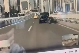 重庆越野车菜园坝大桥上“别翻”摩托车 律师：越野车驾驶员有故意伤害的嫌疑图片