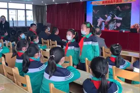 泰山崇德实验学校举办战斗英雄报告会图片