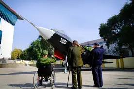 志愿军老兵，看到了最先进国产战鹰：“是双发”“两个垂直尾翼”……“现在真好啊”图片